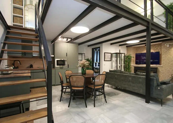 New! Luxurious & Chic Duplex Next To The Cathedral