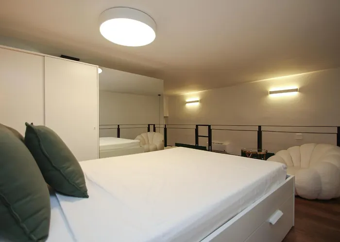New! Luxurious & Chic Duplex Next To The Cathedral